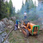 Una vecchia ma efficiente cingoletta utilizzata durante le operazioni di pulizia dell'area