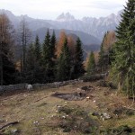 Il primo tratto della trincea "de le Pionbade" sullo sfondo dei Cadini di Misurina e delle Tre Cime