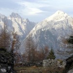 La coda della trincea sullo sfondo della Cima d'Ambata (a sin.) e della Croda da Campo (a d.)