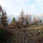 Alla fine (coda) della trincea si apre un piazzaletto circolare oltre il quale, dopo breve scarpata, vi sono le "pionbade" (le crode a picco)