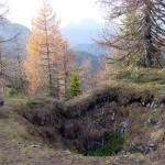 Su un lato del piazzaletto si è aperta una buca in corrispondenza della sottostante postazione bunker nella quale era alloggiata una mitragliatrice