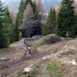 L'inizio della trincea: a sin. giunge la "Strada de Mòio"; si nota la stradina che scende verso le postazioni poste superiormente a quella "de la Bronzera"