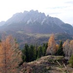 Dal piazzale del Forte Alto verso il Tornante "de i Peroi" sullo sfondo del pascolo di Pian dei Buoi e del M. Ciarìdo