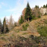 Dal Tornante "de i Peroi" verso la stradina (ora occupata dalla vegetazione) che sale al piazzale del Forte Alto