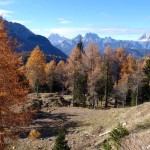 Il piazzaletto del Tornante "de i Peroi" sullo sfondo di Pomadonna, M. Cristallo, Cadini di Misurina e Tre CIme