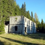 Il lato nord della caserma di Vidal Basso; si noti a d. la folta vegetazione che aveva colonizzato la parte mediana della caserma