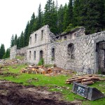I tre tratti in cui si può suddividere l'edificio bene in evidenza: il lato sud (a sin.), quello centrale diroccato ora liberato dalla vegetazione e quello nord