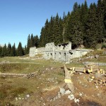 In primo piano una delle "Buse" con lo sfondo del Forte Basso