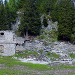Una visione panoramica della caserma di Vidal Basso (Forte Basso) libera dalla vegetazione: a nord (sin.) si può intravedere l'entrata della riservetta in roccia