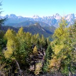 Dal piazzale del Forte Alto verso gli "Stoi" (se ne intravede uno al centro); sullo sfondo i Cadini di Misurina, le Tre Cime, la Croda dei Toni e il Giralba/Popera