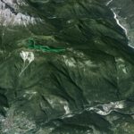 Il Parco della Memoria in 3D (da Google Earth): l'altopiano di Pian dei Buoi e la dorsale dei Colli cui le Marmarole fanno da corona; a valle la confluenza della Val d'Ansiei con la valle del Piave