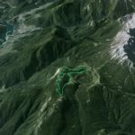 Il Parco della Memoria in 3D (da Google Earth): a sin. il Lago Centro Cadore con la vallata omonima, a d. le Marmarole orientali