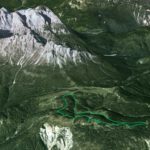 Il Parco della Memoria in 3D (da Google Earth): visione con le Marmarole sullo sfondo (Cimon del Froppa, Croda di Somprade, Croda Bianca-Ciarìdo)