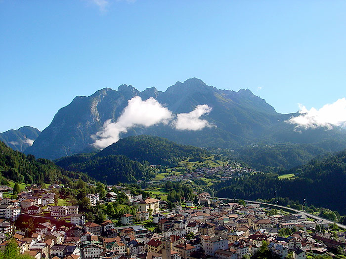 Lozzo di Cadore ripreso dalle falde di Revis. Sullo sfondo la porzione occidentale del gruppo dei Brentoni con Tudaio, Crissin e Pupera Valgrande.