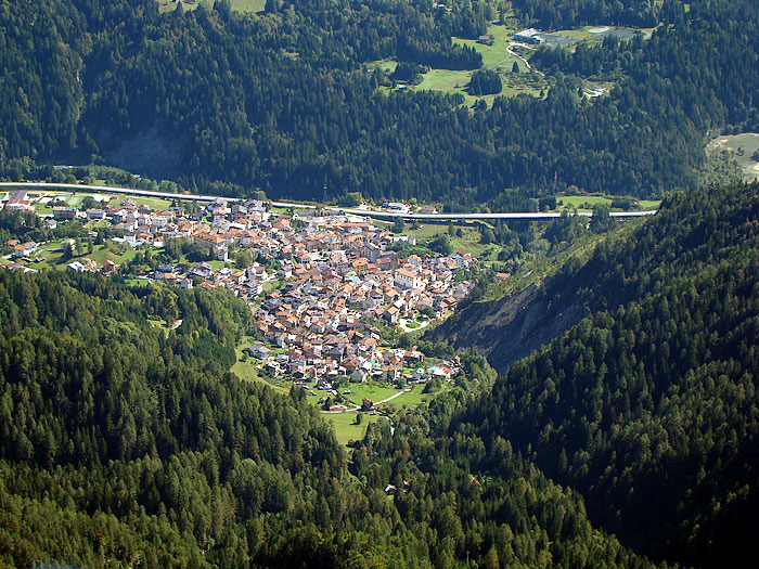 Il paese di Lozzo di Cadore dai pressi della Croda dei Rondoi, lungo l'omonimo anello escursionistico. 