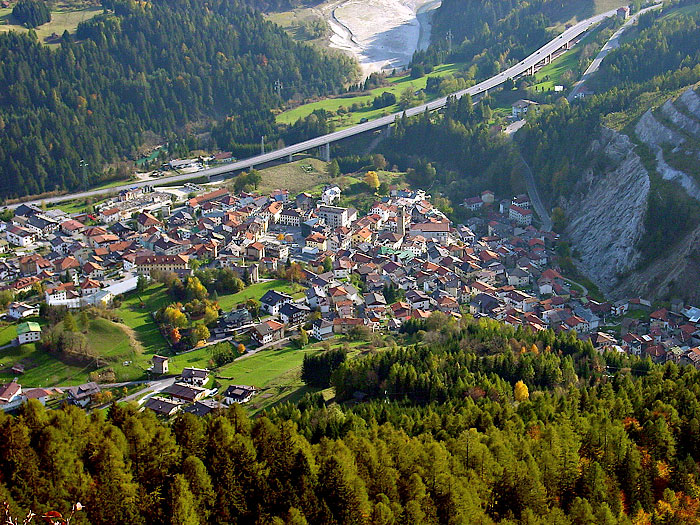 Il paese di Lozzo di Cadore ripreso da Soracrode