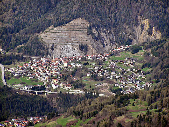 Lozzo di Cadore dal Col de Poeca; le gradonate in evidenza sono costituite da sedimenti di Bellerophon. 