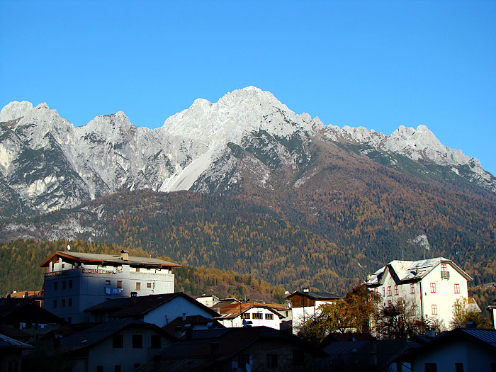 Il paese di Lozzo di Cadore ripreso dal sentiero di salita al Montanel.