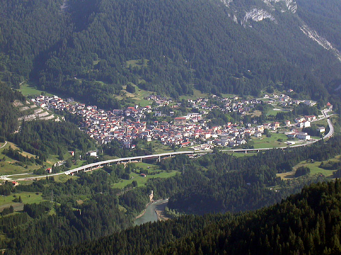 Il paese di Lozzo di Cadore ripreso dai Zei de Mizoi; sullo sfondo la successione dei monti Miaron, Cridola e Montanel