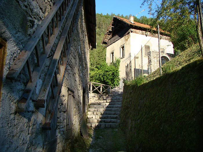 Il viottolo che affianca il mulino Calligaro; sullo sfondo il mulino Del Favero.