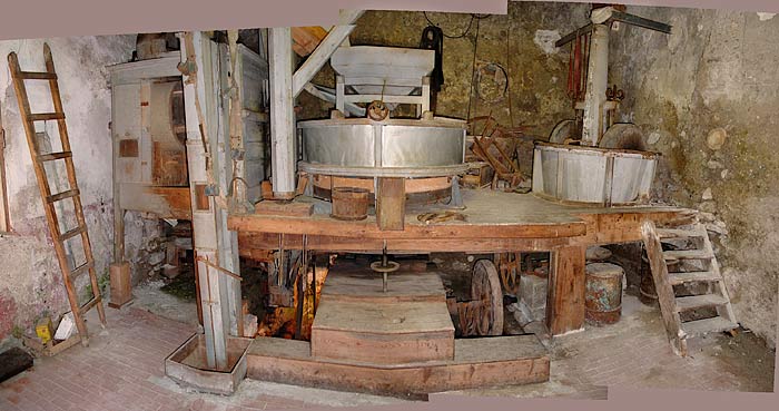 L'interno del mulino Del Favero: una veduta d'insieme dei due utilizzatori (macina da grano e pilaorzo). In tempi recenti la forza idraulica veniva ricavata da una turbina Pelton installata sotto il piano di calpestio del locale.