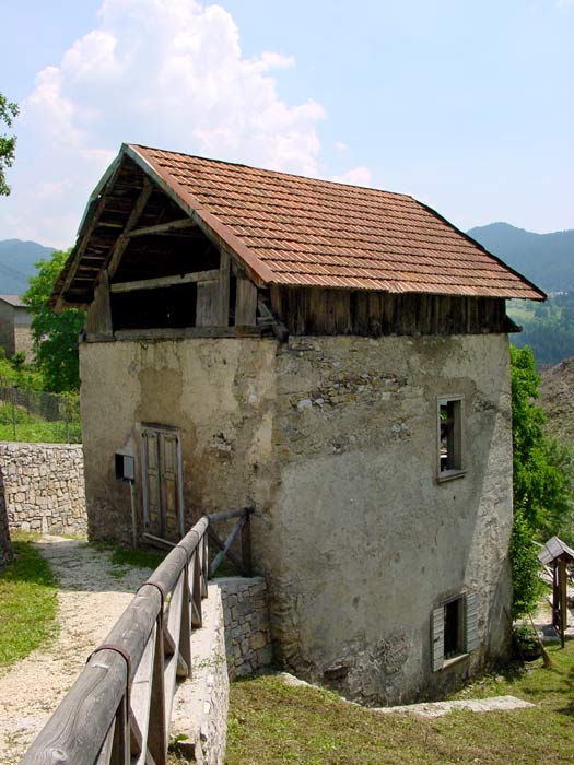 Facciata nord del mulino Del Favero. La porta dava accesso al locale adibito a laboratorio di tessitura.