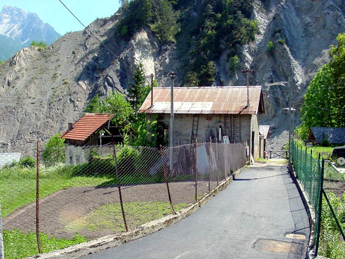 La facciata est della centralina, cui si perviene percorrendo una stradina laterale a via Da Rin.