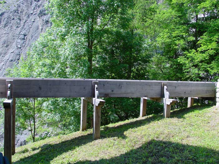 A fianco del mulino Del Favero un particolare della roggia lignea che alimenta la ruota.