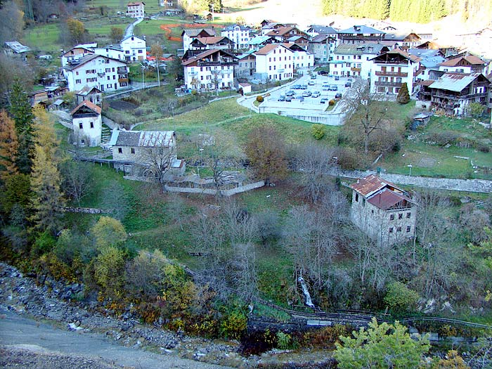 Visione allargata dell’area della Roggia; il mulino “dei Pinza” è l’edificio più in basso a destra.