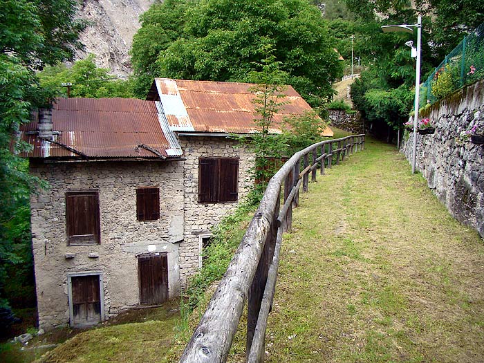 Facciata est del mulino detto “dei Pinza”. La parte più alta dell’edificio costituisce il vecchio mulino Zanella in Loda …