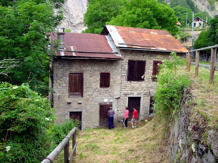 … solo in quello dei Pinza si rinvengono ancora le vecchie macine ed i resti di una fucina da fabbro.