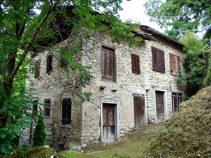 Vista prospettica delle facciate sud-est ed est del mulino detto “dei Pinza”.