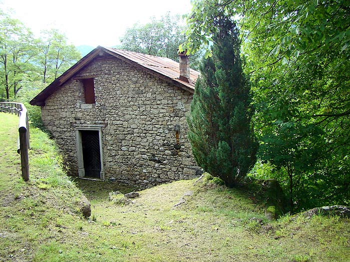 La facciata nord-ovest del mulino Zanella in Loda …