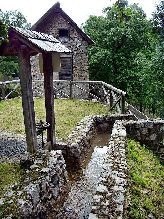 L'acqua in uscita dal mulino Del Favero può essere incanalata nella roggia lignea aprendo una piccola paratoia ...