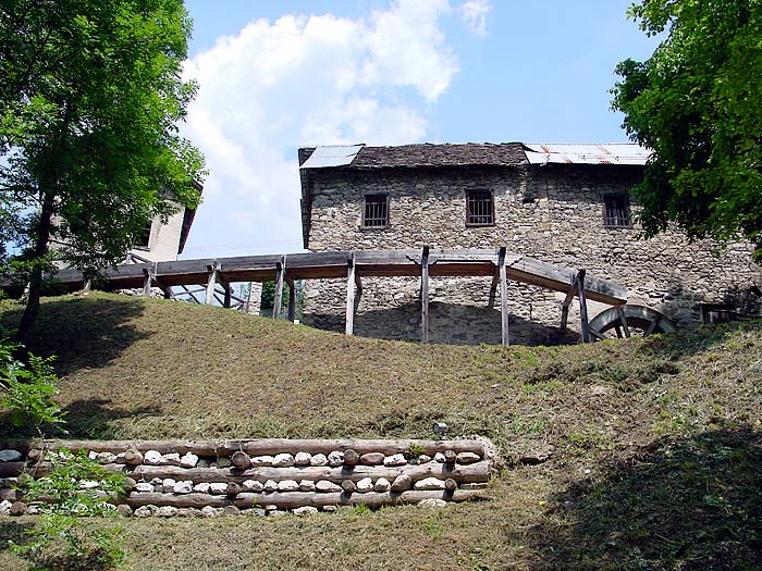 La roggia vista dal basso, dal percorso di visita al complesso di archeologia industriale.