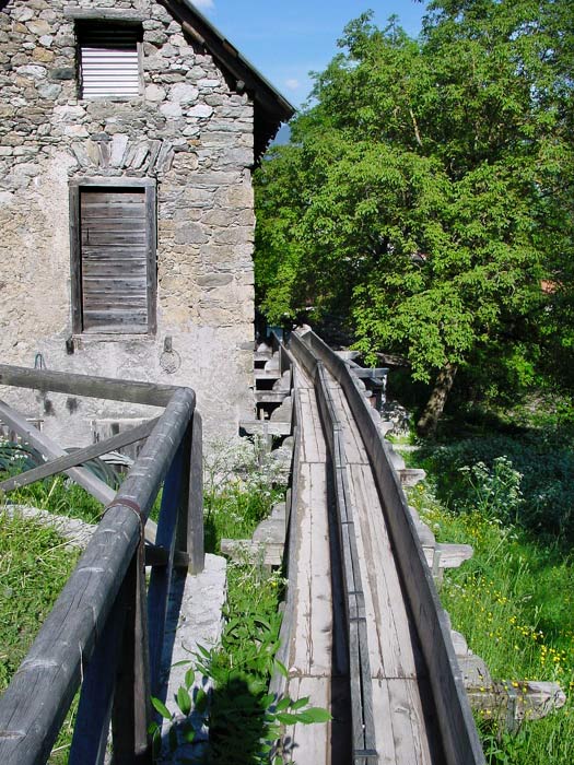 Le canalizzazioni della roggia in uscita dal mulino Del Favero.