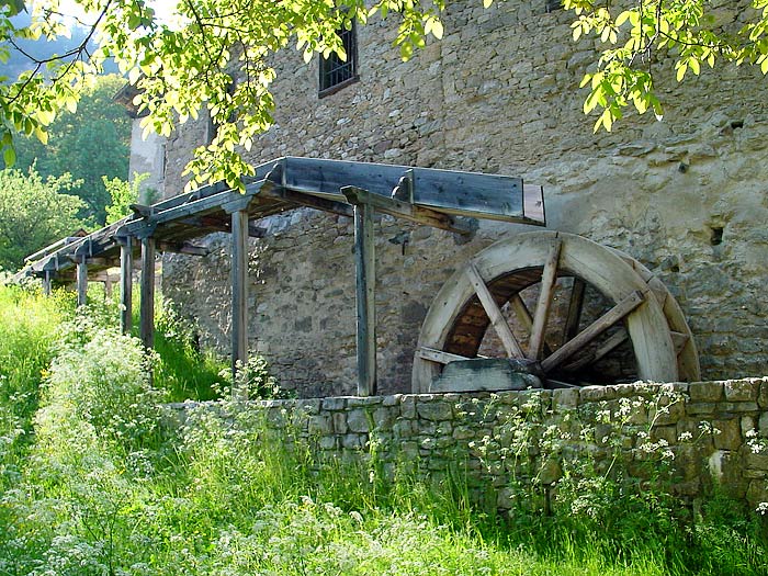 L’acqua in uscita dalla doccia conferiva una prima spinta alla ruota, sostenuta poi dal peso dell’acqua contenuta nei cassetti.