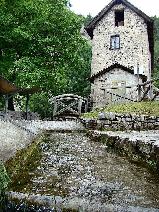 L’acqua in uscita dalla ruota idraulica andava ad alimentare i vicini lavatoi.