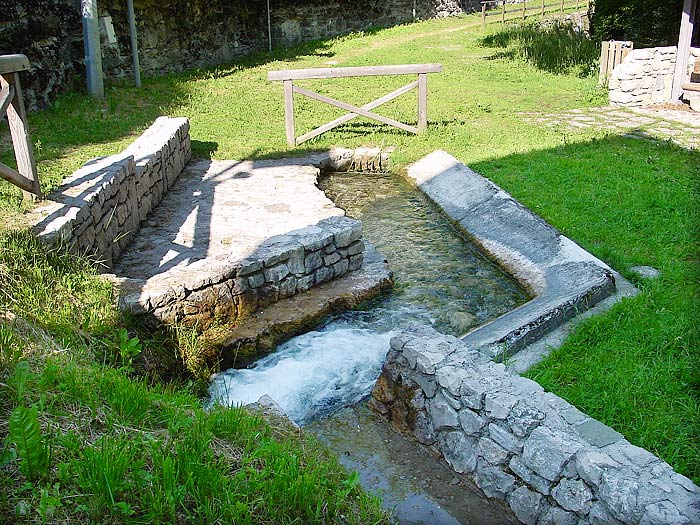 L’acqua in uscita dal lavatoio veniva un tempo incanalata verso i mulini Zanella in Loda e “dei Pinza”.