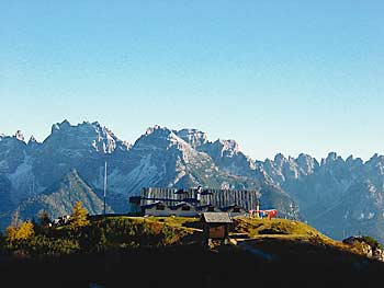 Il rifugio Ciareido a Pian dei Buoi dal sentiero 272 