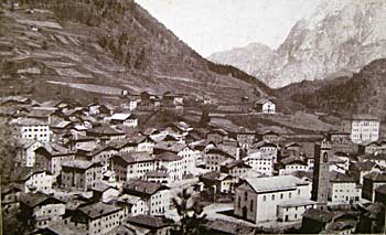 Lozzo Cadore: borgata centrale, raccolta attorno alla Piazza Vecchia (Foto L. Genova)