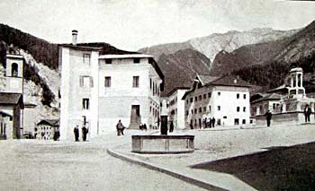 Piazza IV Novembre e Monte Mizzoi (Foto Burloni)