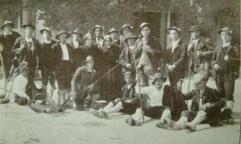 Il caratteristico costume dell'800 in mezzalana (Foto Giacomelli - Venezia)