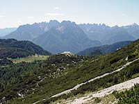 Panorama verso le Dolomiti d'Oltrepiave durante la salita alla forcella S. Lorenzo