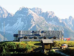 il rifugio Ciareido con lo sfonde del Montanel