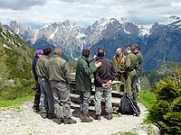 Un momento di discussione di fronte alle Dolomiti d'Auronzo